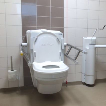 Elektrisch höhenverstellbare Lift Toilette mit Stützklappgriffen.