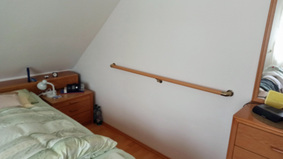 Handlauf an der Wand im Schlafzimmer